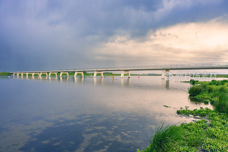 雷暴云正在接近IJsseldelta Kampen附近的Reevediep水道